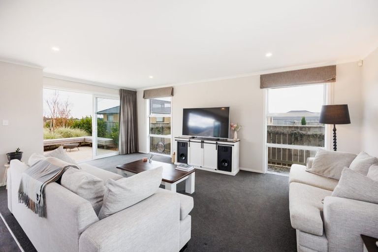 Photo of property in 16 Cyprus Place, Fitzherbert, Palmerston North, 4410