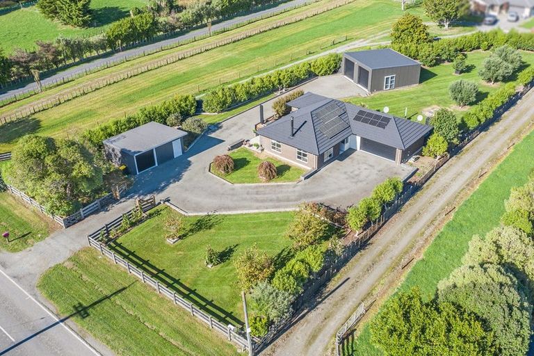 Photo of property in 418 Tararua Road, Levin, 5571