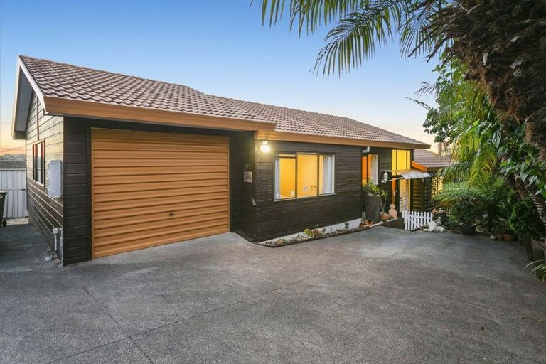 Photo of property in 2/23 Gwenand Place, Botany Downs, Auckland, 2010