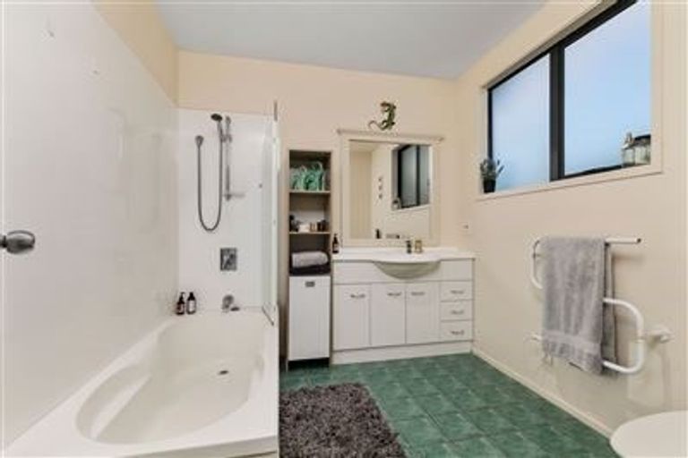 Photo of property in 28/11 The Avenue, Albany, Auckland, 0632