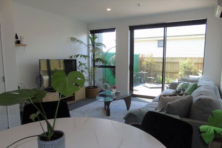 Photo of property in 62u3 Spenmoor Street, Newlands, Wellington, 6037