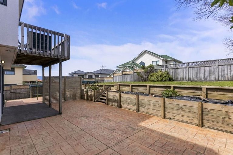Photo of property in 10 Bennett Grove, Newlands, Wellington, 6037