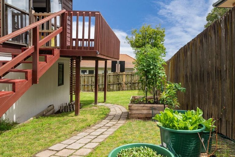 Photo of property in 2/148 Sunset Road, Unsworth Heights, Auckland, 0632