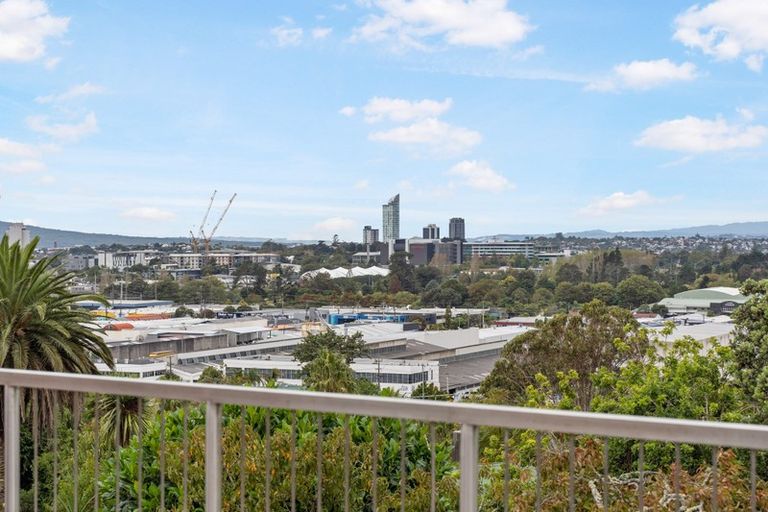 Photo of property in 17 Marcel Place, Glenfield, Auckland, 0629