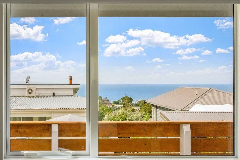 Photo of property in 6a D'oyly Drive, Stanmore Bay, Whangaparaoa, 0932