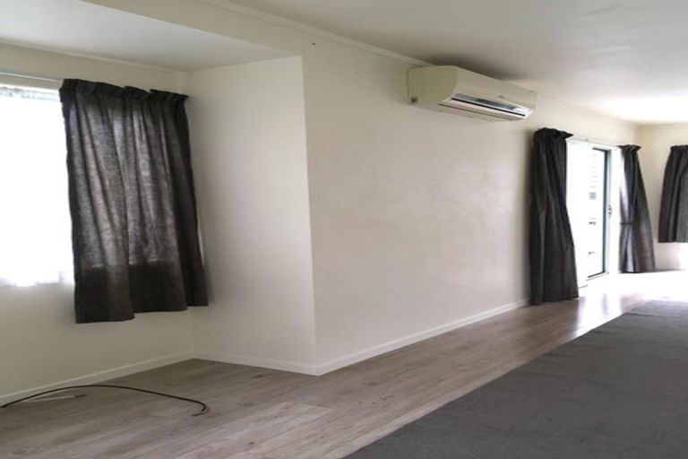 Photo of property in 30 Loughanure Place, Massey, Auckland, 0614