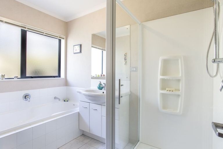 Photo of property in 20 Te Kauri Place, Helensville, 0800