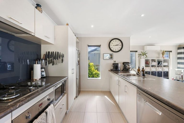 Photo of property in 63 Glanmire Road, Newlands, Wellington, 6037