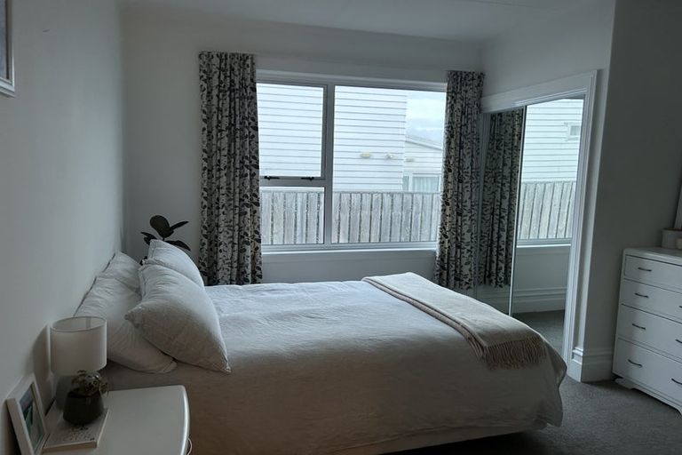 Photo of property in 118 Lyall Parade, Lyall Bay, Wellington, 6022
