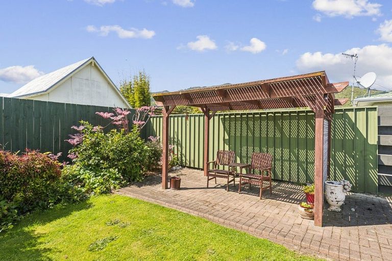 Photo of property in 50b Rewarewa Crescent, Waikanae, 5036