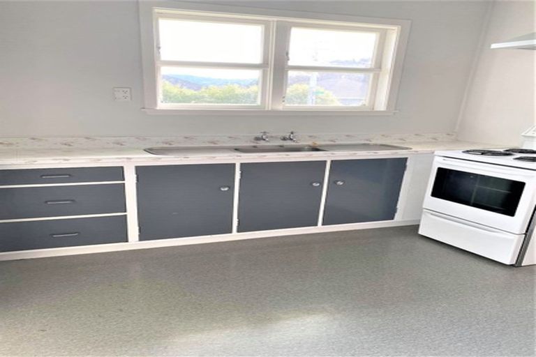 Photo of property in 11 Glen Alice Grove, Naenae, Lower Hutt, 5011