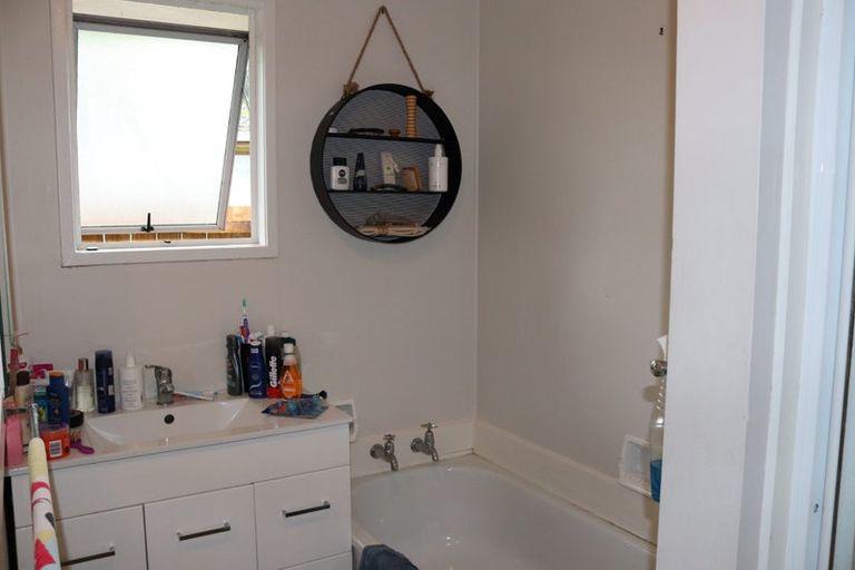 Photo of property in 2/199 Henderson Valley Road, Henderson, Auckland, 0612