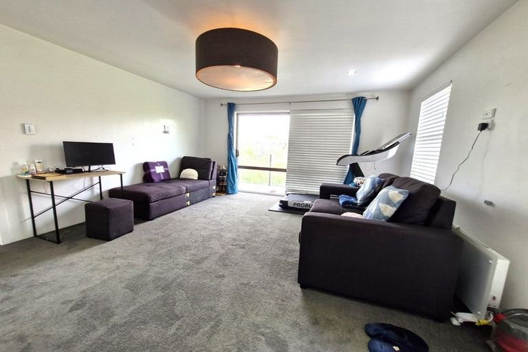 Photo of property in 2/7 Alston Avenue, Kelston, Auckland, 0602
