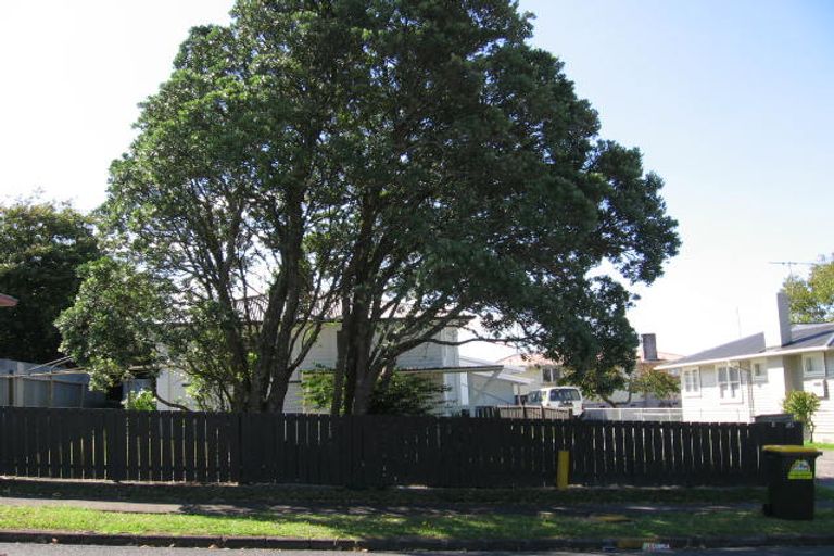 Photo of property in 2 Cutler Street, New Lynn, Auckland, 0600