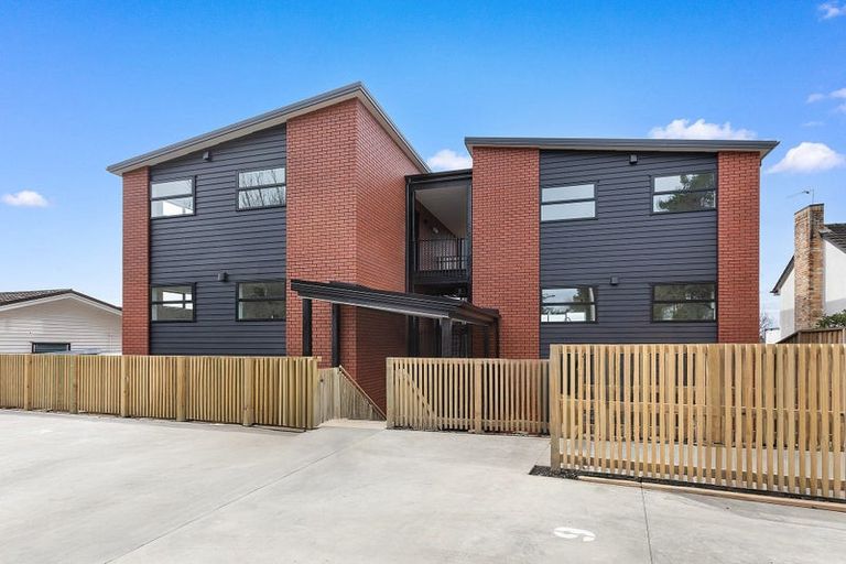 Photo of property in 2/12 Ruakiwi Road, Hamilton Lake, Hamilton, 3204
