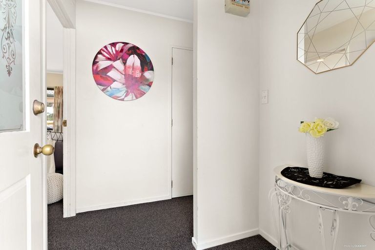 Photo of property in 2/148 Sunset Road, Unsworth Heights, Auckland, 0632