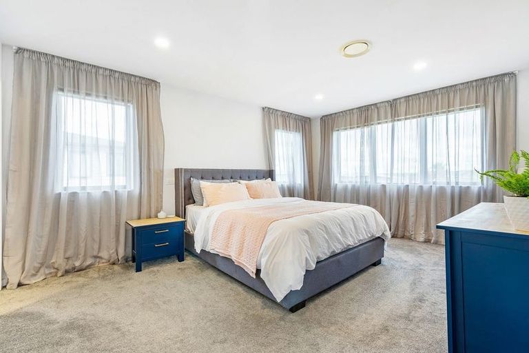 Photo of property in 1 Crompton Place, Orewa, 0931