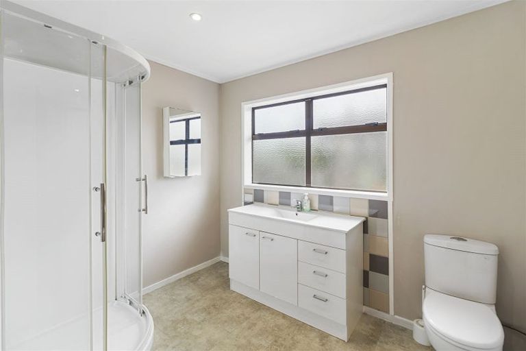 Photo of property in 9 Gloria Avenue, Te Atatu Peninsula, Auckland, 0610