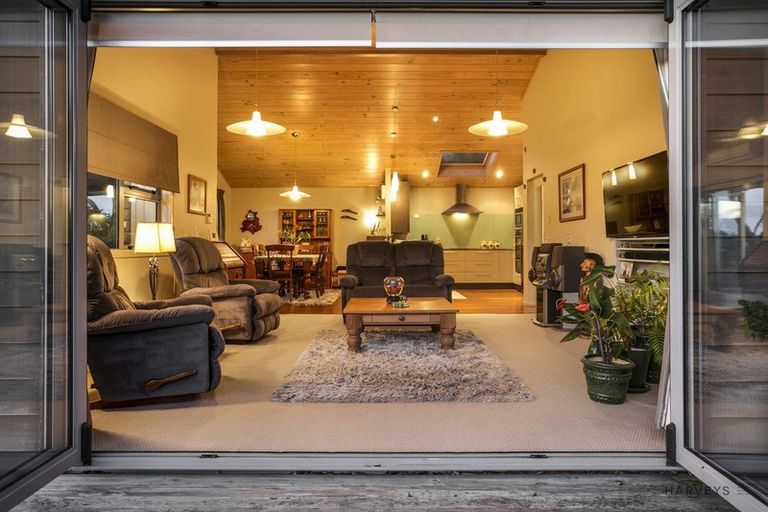 Photo of property in 11 Deane Avenue, Titirangi, Auckland, 0604