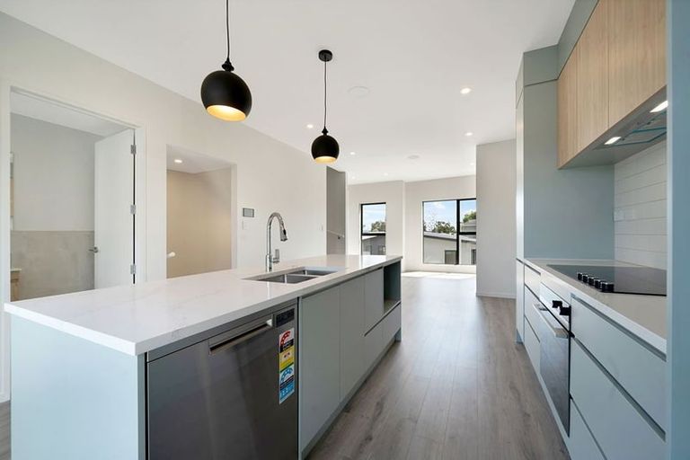 Photo of property in 5/107 Hobsonville Road, West Harbour, Auckland, 0618