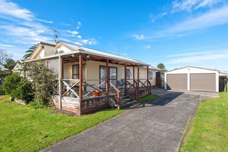 Photo of property in 17 Pukeroa Place, Papakura, 2110