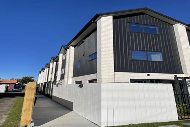 Photo of property in 8/22 Yeovil Road, Te Atatu Peninsula, Auckland, 0610