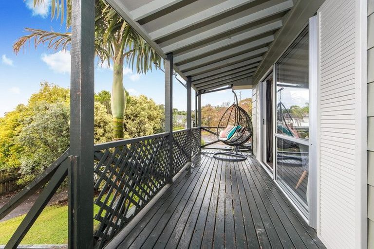 Photo of property in 28 Meadowood Drive, Unsworth Heights, Auckland, 0632