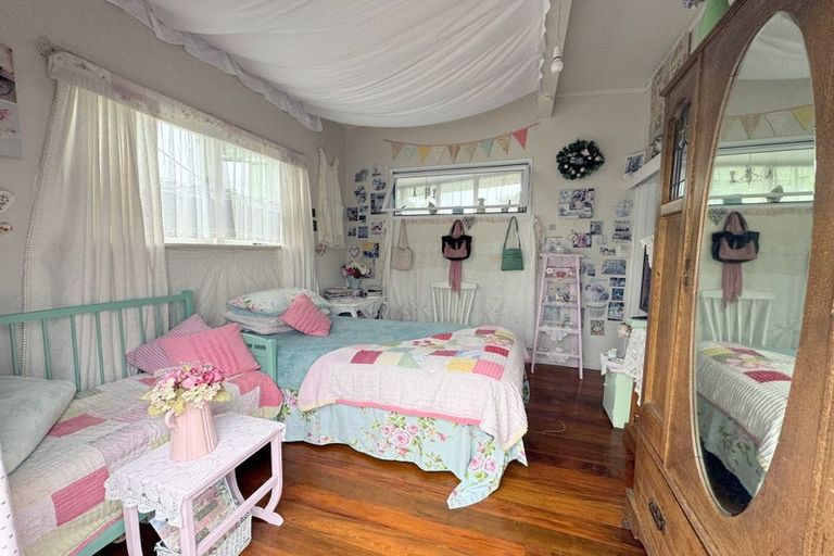 Photo of property in 11 Waverley Street, Waipawa, 4210