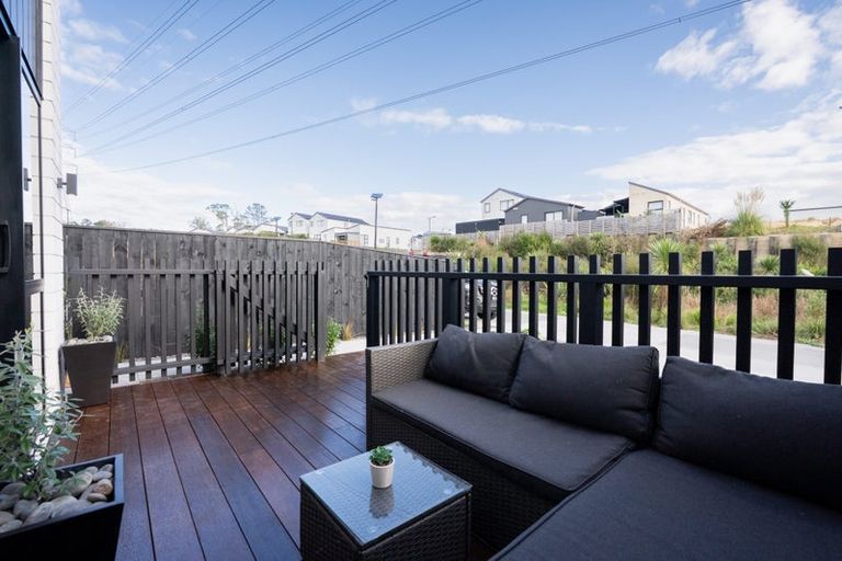 Photo of property in 12 Papai Lane, Massey, Auckland, 0614