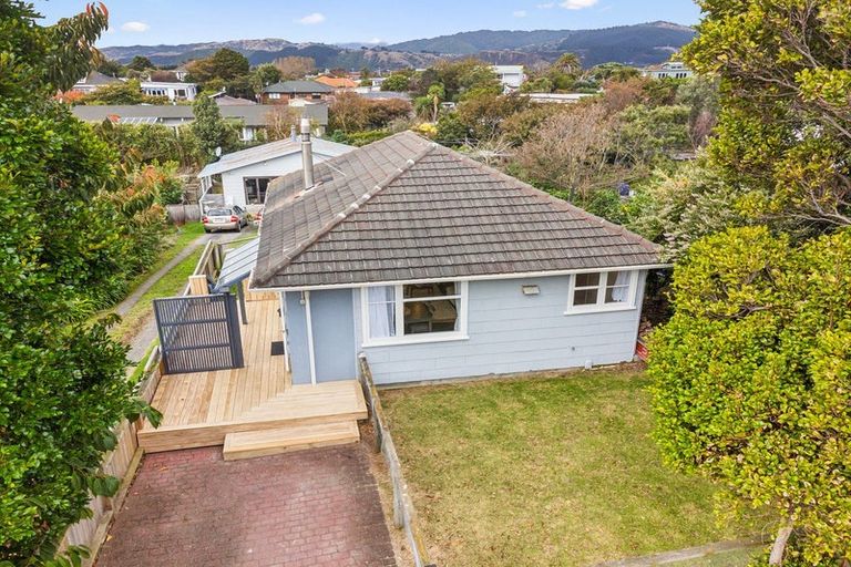 Photo of property in 105 Seaview Road, Paraparaumu Beach, Paraparaumu, 5032