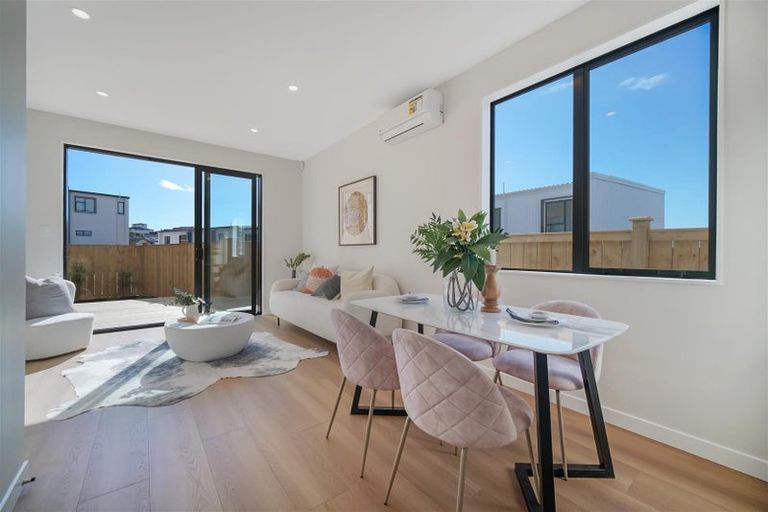 Photo of property in 17 Kuaha Road, Massey, Auckland, 0614