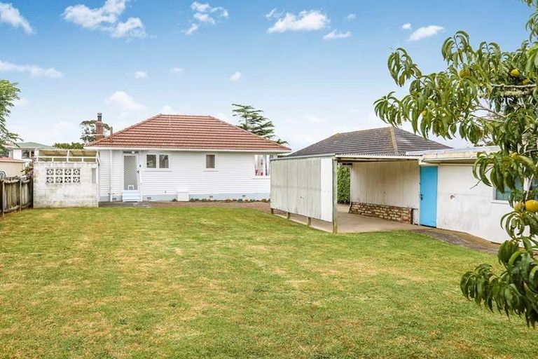 Photo of property in 14 Mackenzie Street, Te Atatu South, Auckland, 0610