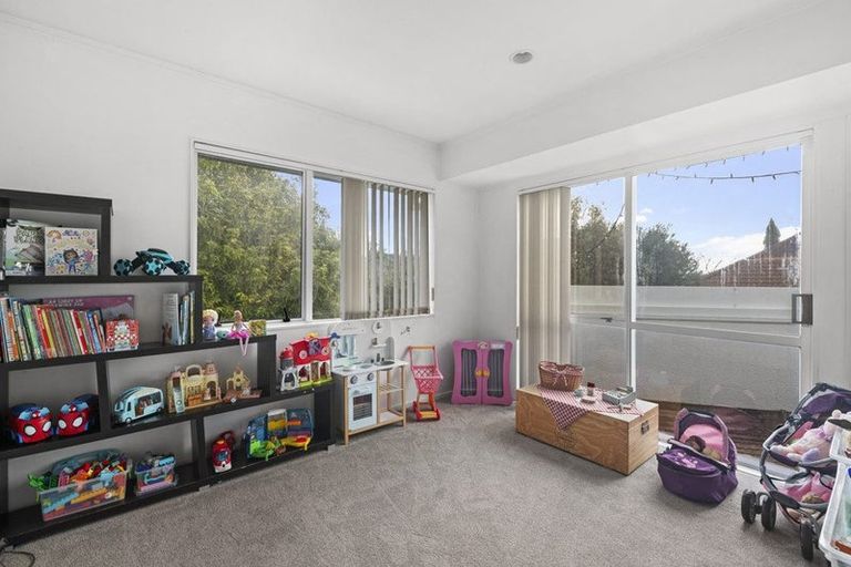 Photo of property in 35 Rifleman Rise, Unsworth Heights, Auckland, 0632