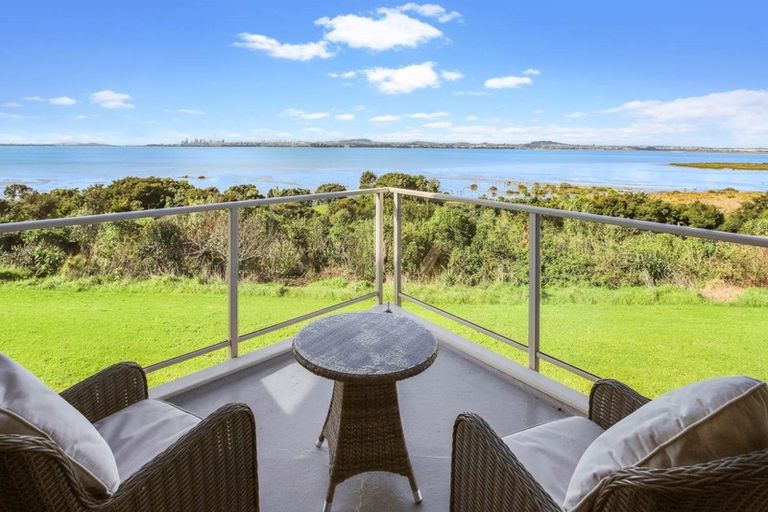 Photo of property in 51 Harbour View Road, Te Atatu Peninsula, Auckland, 0610