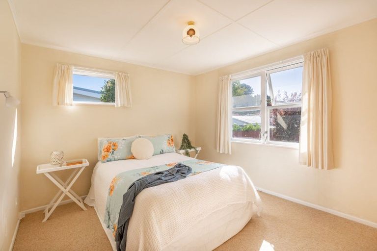 Photo of property in 6 Kaitawa Crescent, Paraparaumu, 5032
