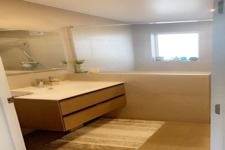 Photo of property in 10a Glenfield Road, Birkenhead, Auckland, 0626