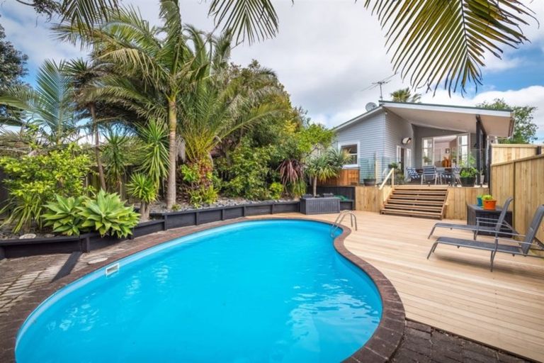 Photo of property in 11 Mayall Avenue, Beach Haven, Auckland, 0626