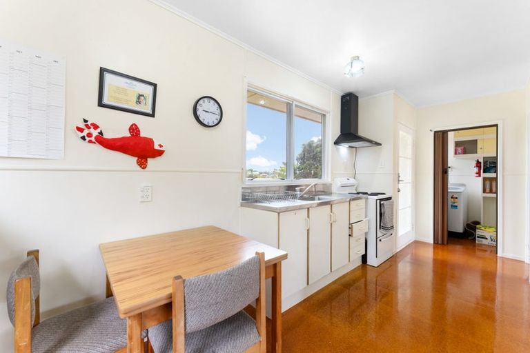 Photo of property in 92 Colwill Road, Massey, Auckland, 0614