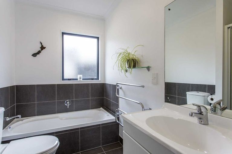 Photo of property in 25b Rehia Road, Massey, Auckland, 0614