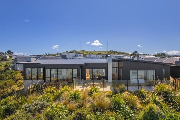 Photo of property in 17 Promontory Crescent, Newlands, Wellington, 6037