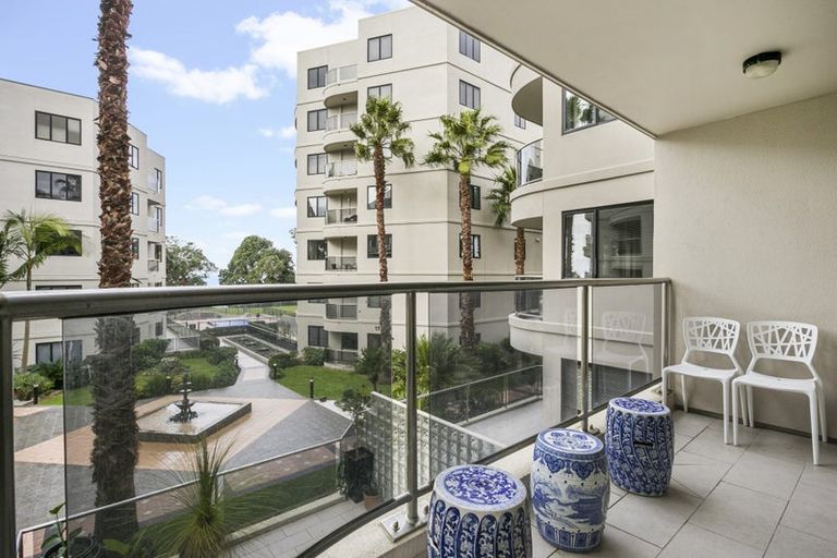 Photo of property in 1a/171 Hurstmere Road, Takapuna, Auckland, 0622