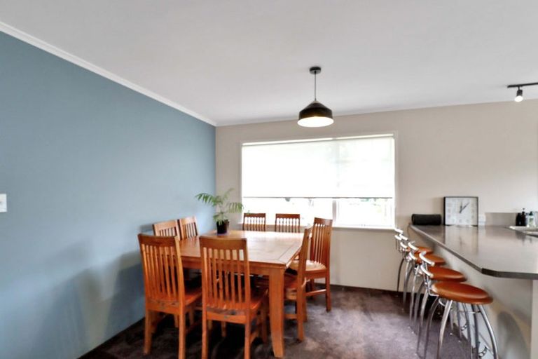 Photo of property in 92 Stewart Drive, Newlands, Wellington, 6037