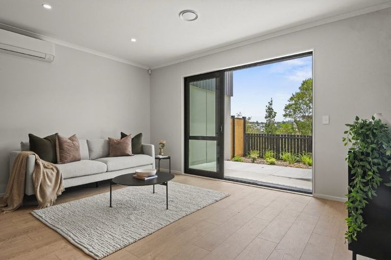 Photo of property in 2/1 Parapara Place, Albany, 0632