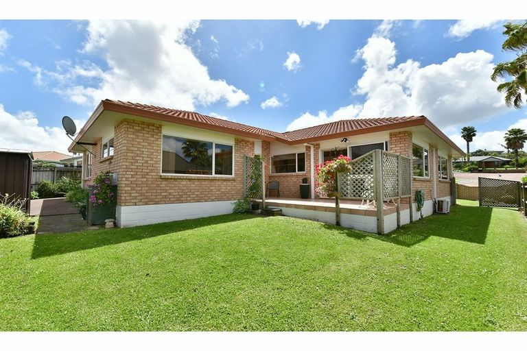 Photo of property in 15 Kath Hopper Drive, Orewa, 0931