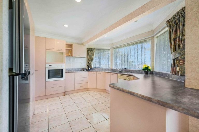 Photo of property in 2 Oakwood Place, Pukekohe, 2120