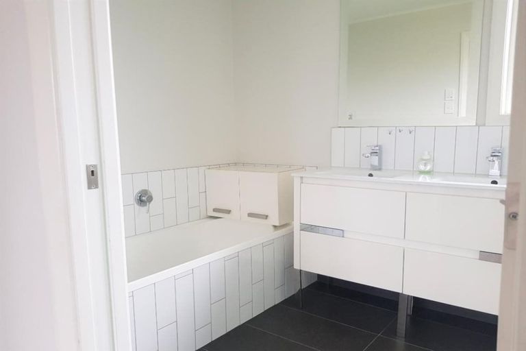 Photo of property in 2 Marie Crescent, Te Atatu South, Auckland, 0610