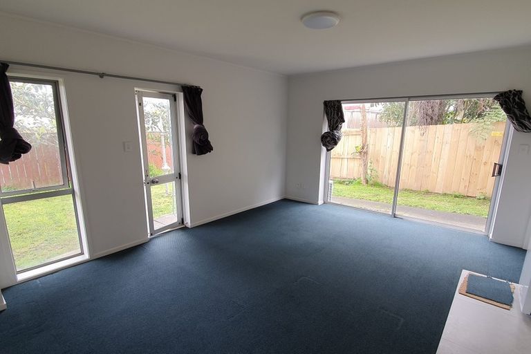 Photo of property in 3/104 East Coast Road, Forrest Hill, Auckland, 0620