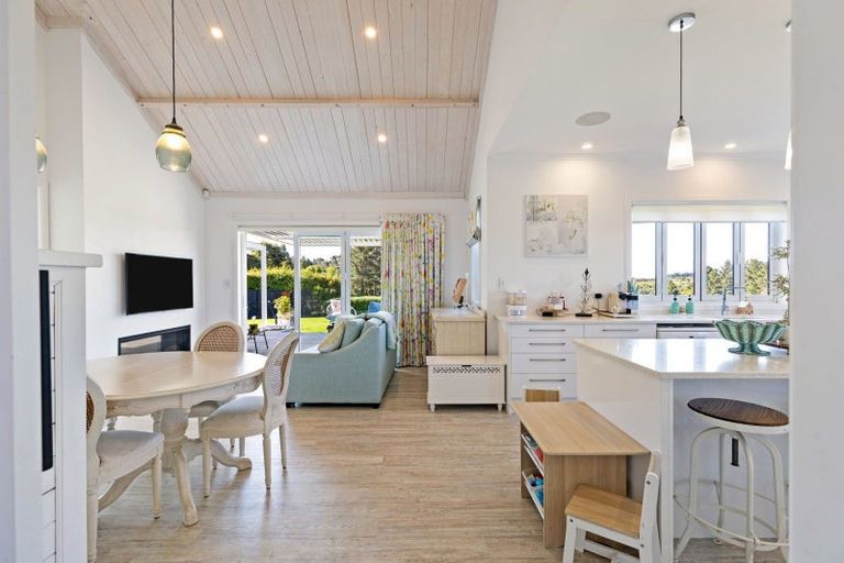 Photo of property in 51 Coutts Way, Fitzherbert, Palmerston North, 4410