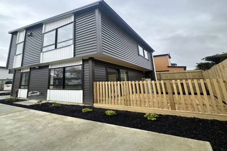 Photo of property in 15 Lowtherhurst Road, Massey, Auckland, 0614