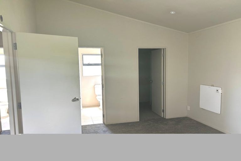 Photo of property in 32 Waverley Avenue, Glenfield, Auckland, 0629